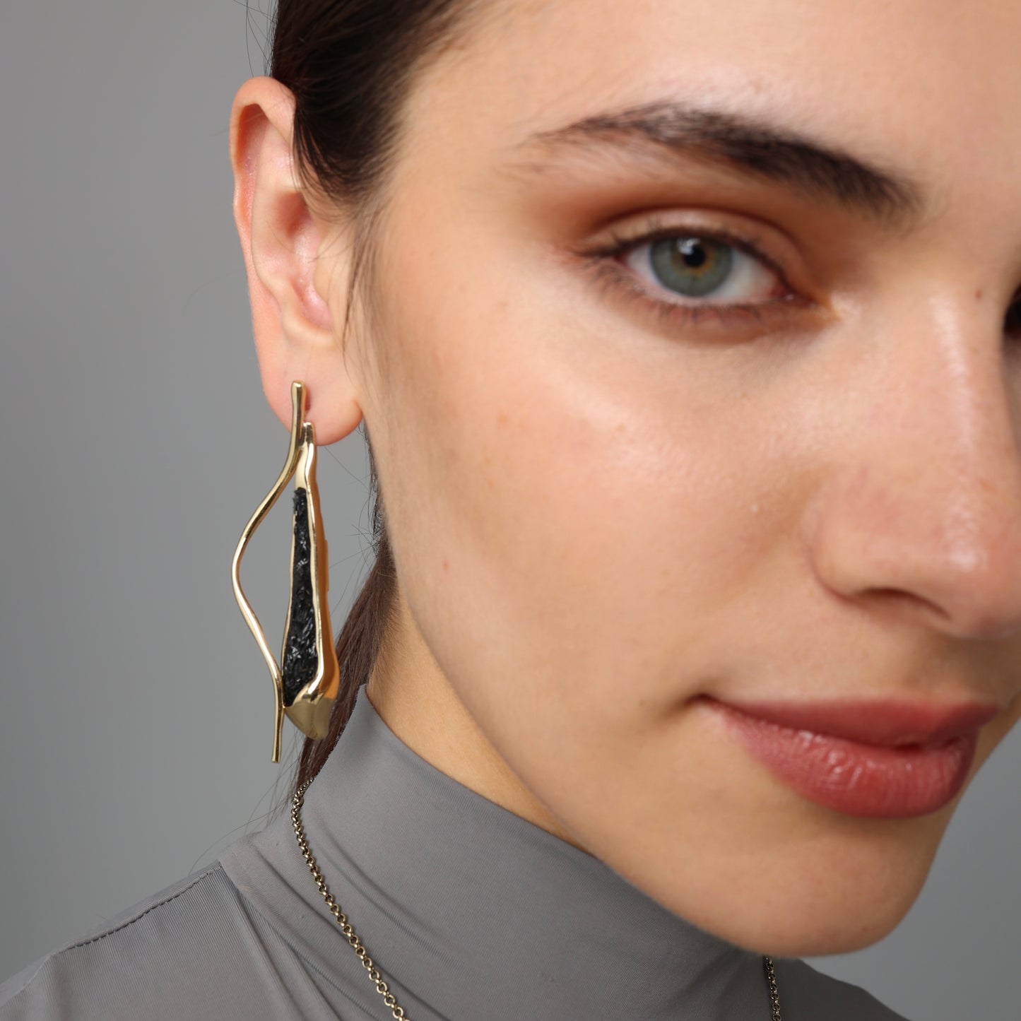 Pendientes flama dorados y resina negra