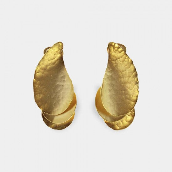 Pendientes cortos pétalos oro primitivo