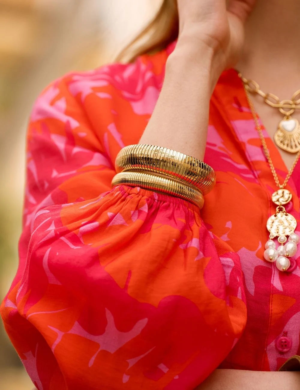 Pulsera dorada tipo tubogas