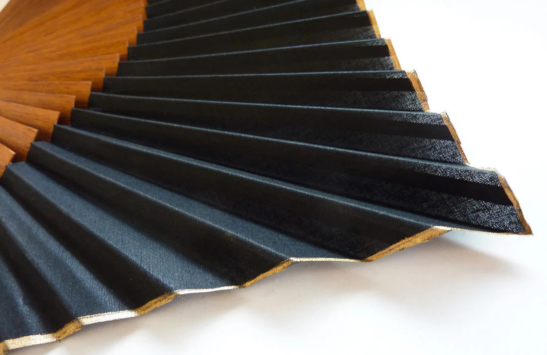 Abanico artesanal de madera de bocapi y algodón color negro