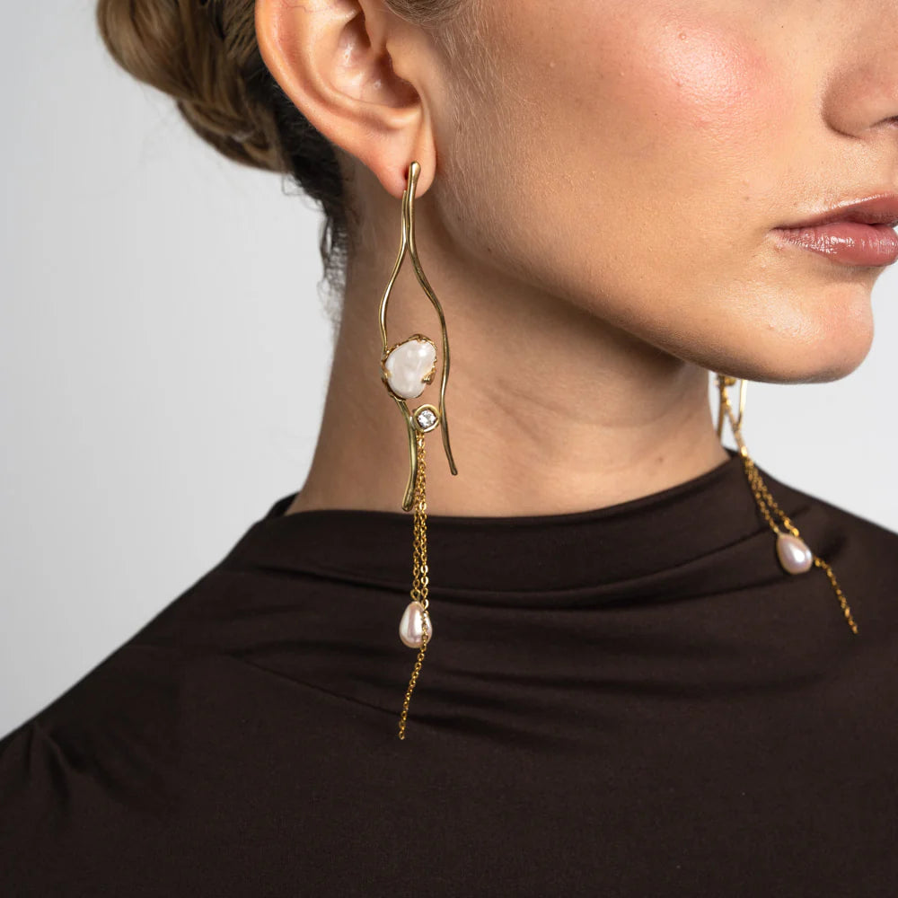 Pendientes artesanales de latón con baño de oro y perla natural