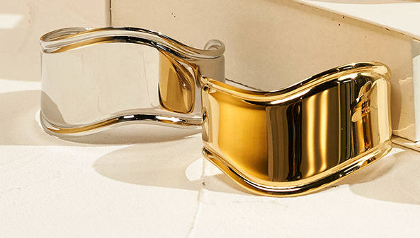 Brazalete ajustable de línea minimalista en acero y baño de oro / plata