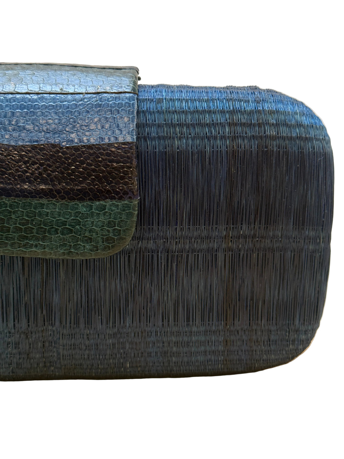 Bolso artesanal en azules: buntal y piel de serpiente