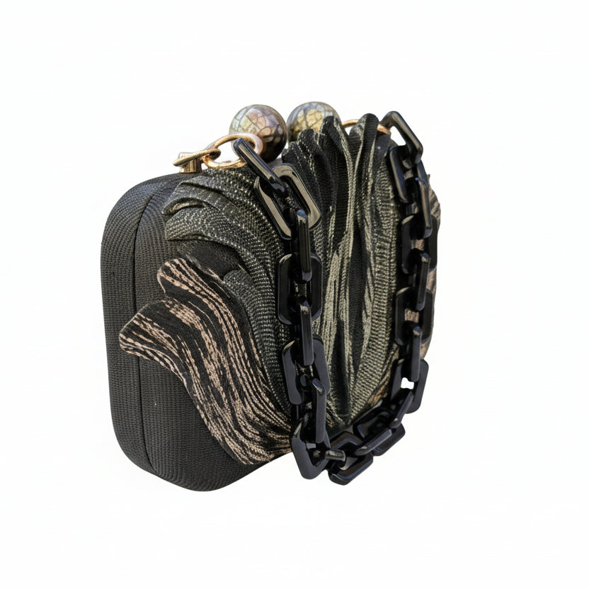 Bolso de Fiesta Artesanal color negro con Cadena Acrílica y Cierre de Nácar – Edición Limitada
