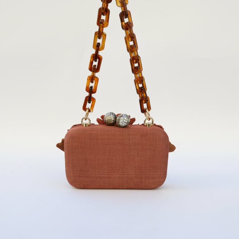 Bolso de Fiesta Artesanal color teja con Cadena Acrílica y Cierre de Nácar – Edición Limitada
