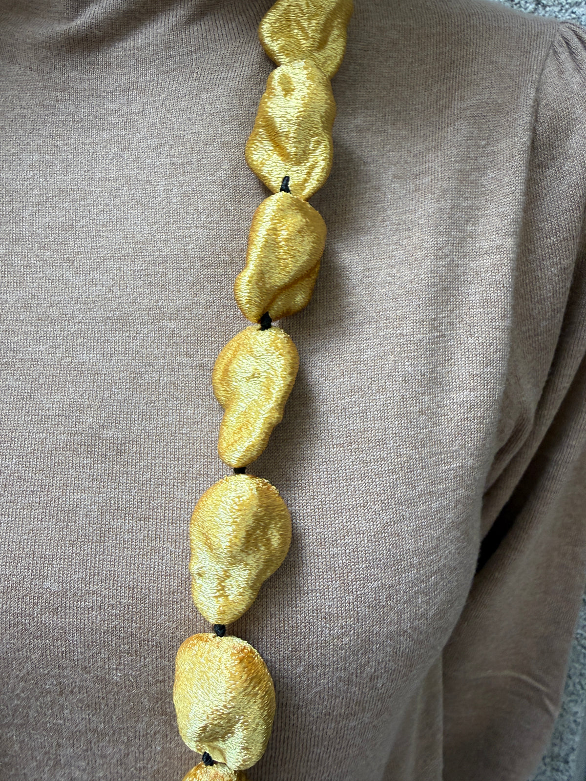 Collar largo rocas de pan de oro
