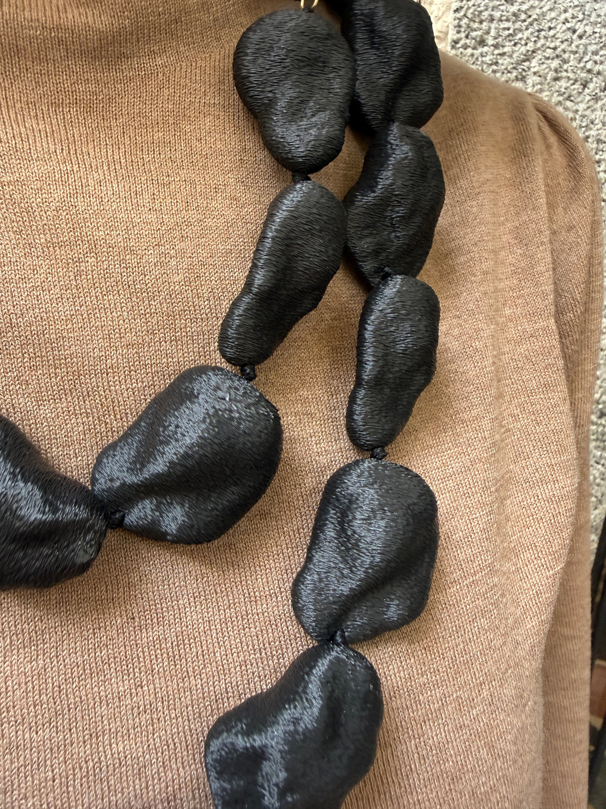 Collar largo perlas rocas negras