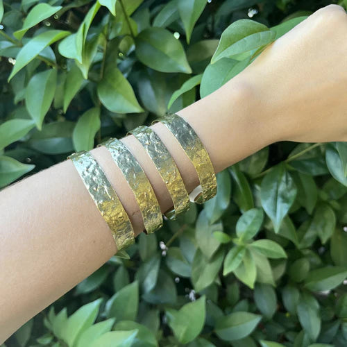 Brazalete dorado martelé realizado en bronce