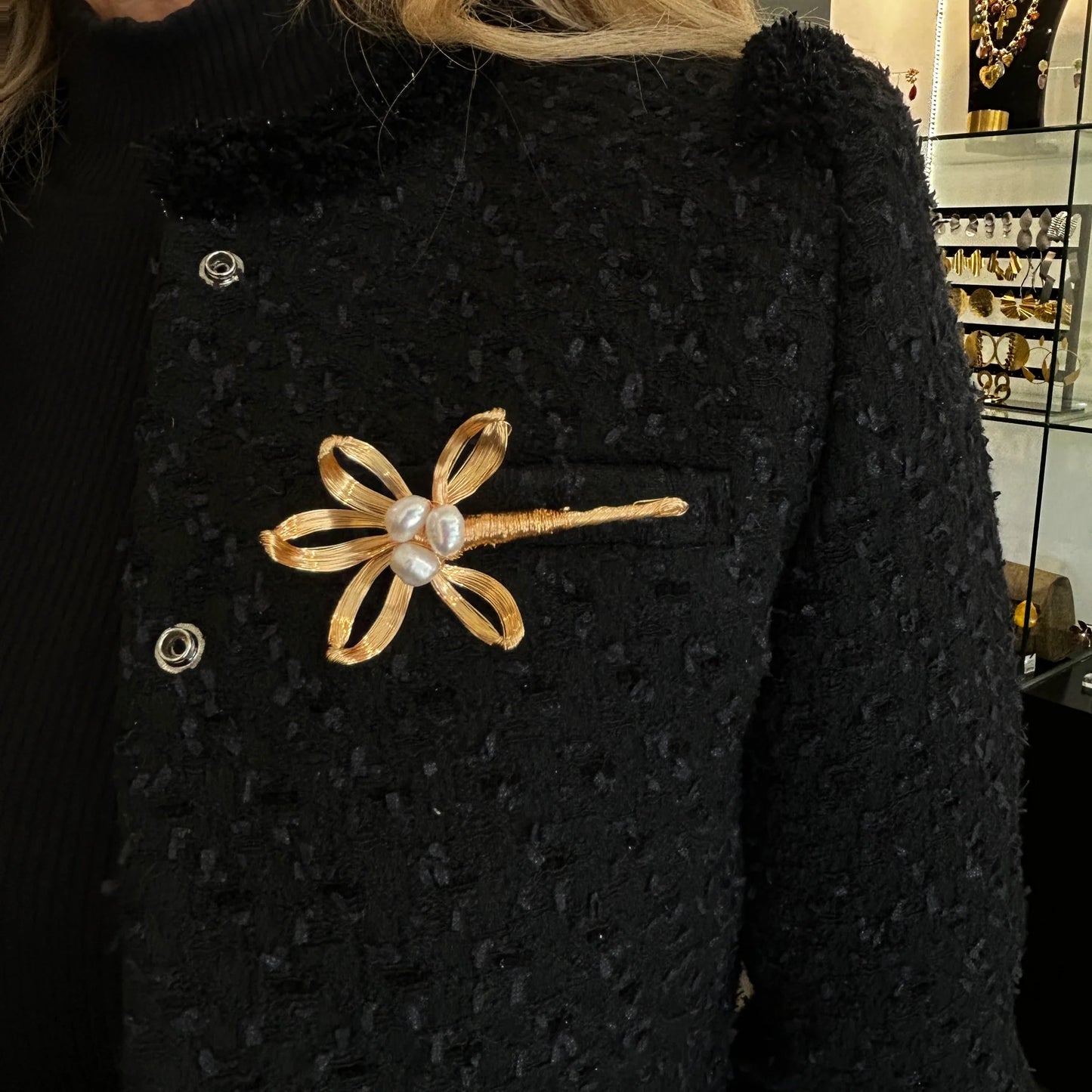 Broche artesanal de hilo dorado y perlas