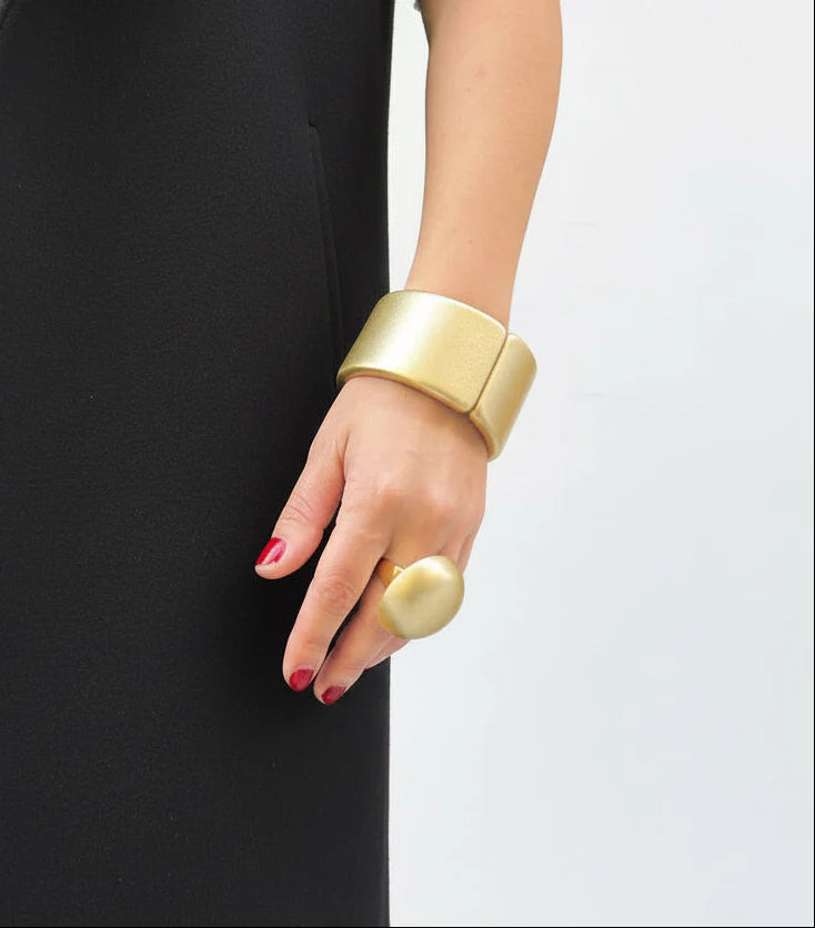Pulsera escultórica de resina italiana dorado mate