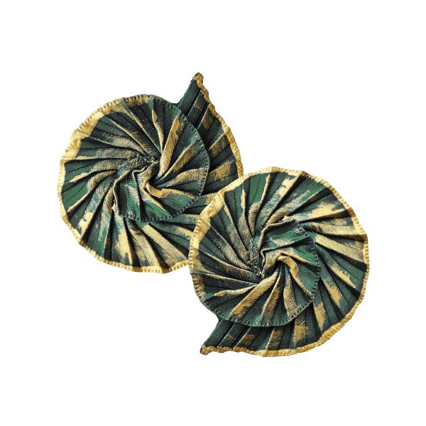 Pendientes plisados de satén verde con detalles dorados