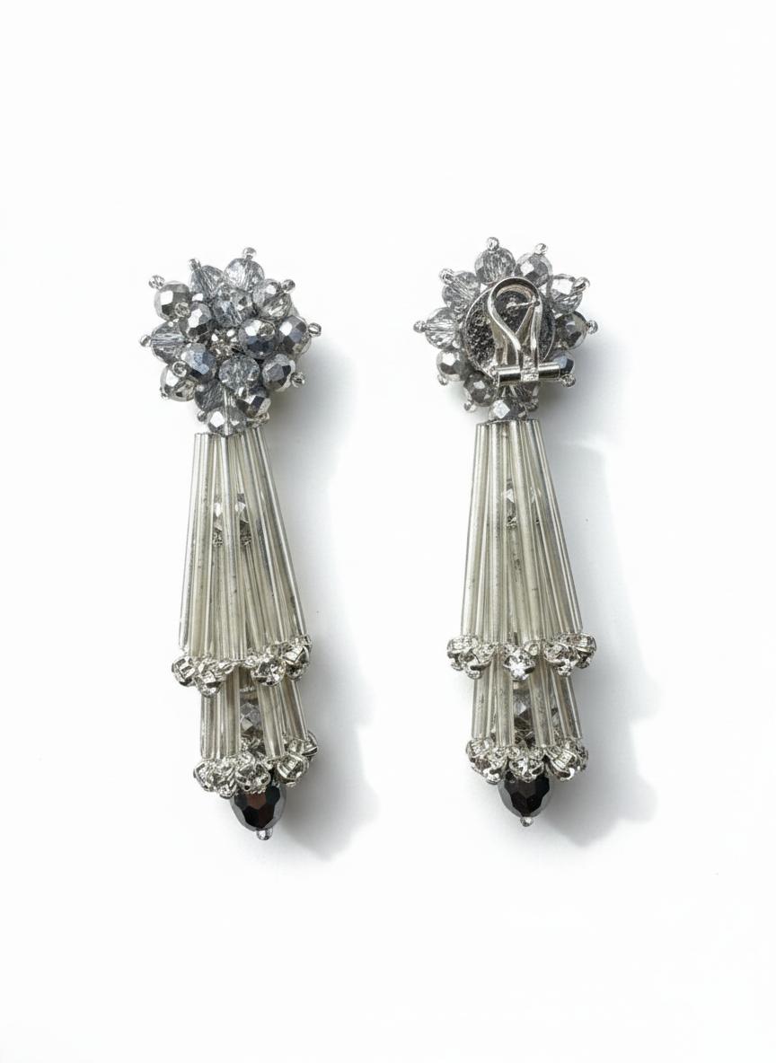 Pendientes largos plateados de cristal y resina | Diseño artesanal Fahoma