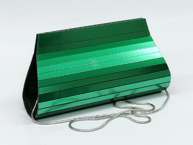 Bolso de mano en verde metalizado en acetato con cadena | Diseño artesanal fabricado en España (Copia) (Copia)
