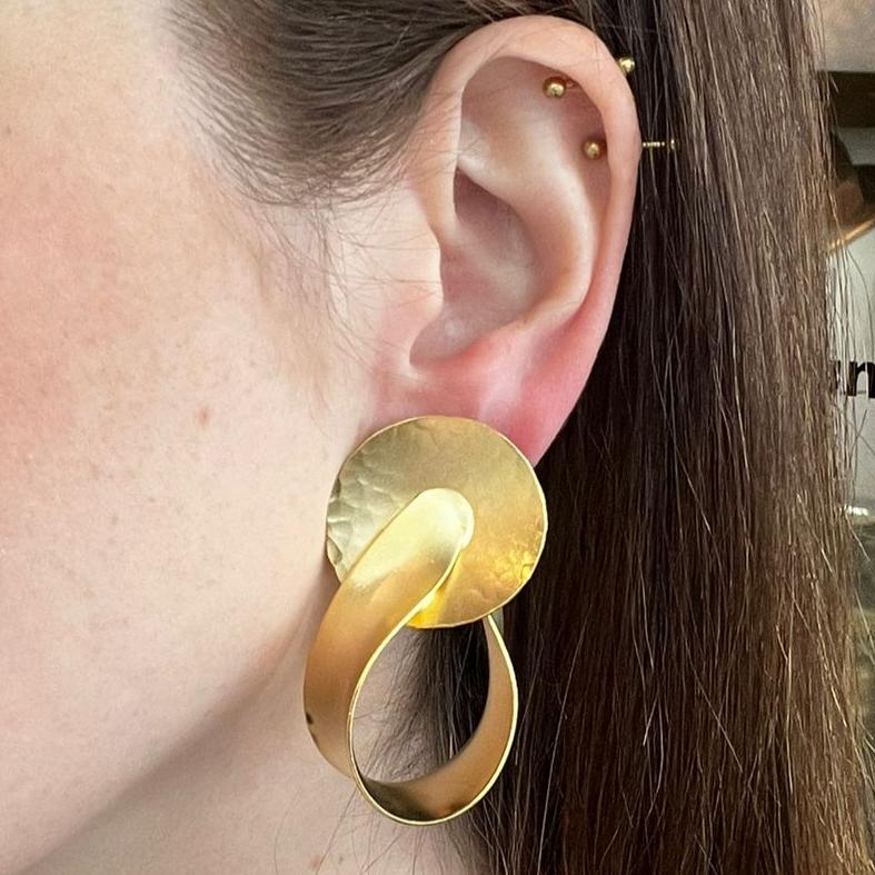 Pendientes infinito en oro primitivo