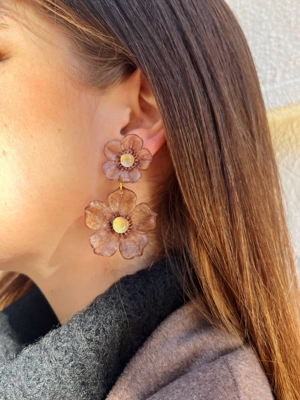 Pendientes flores de resina marrón