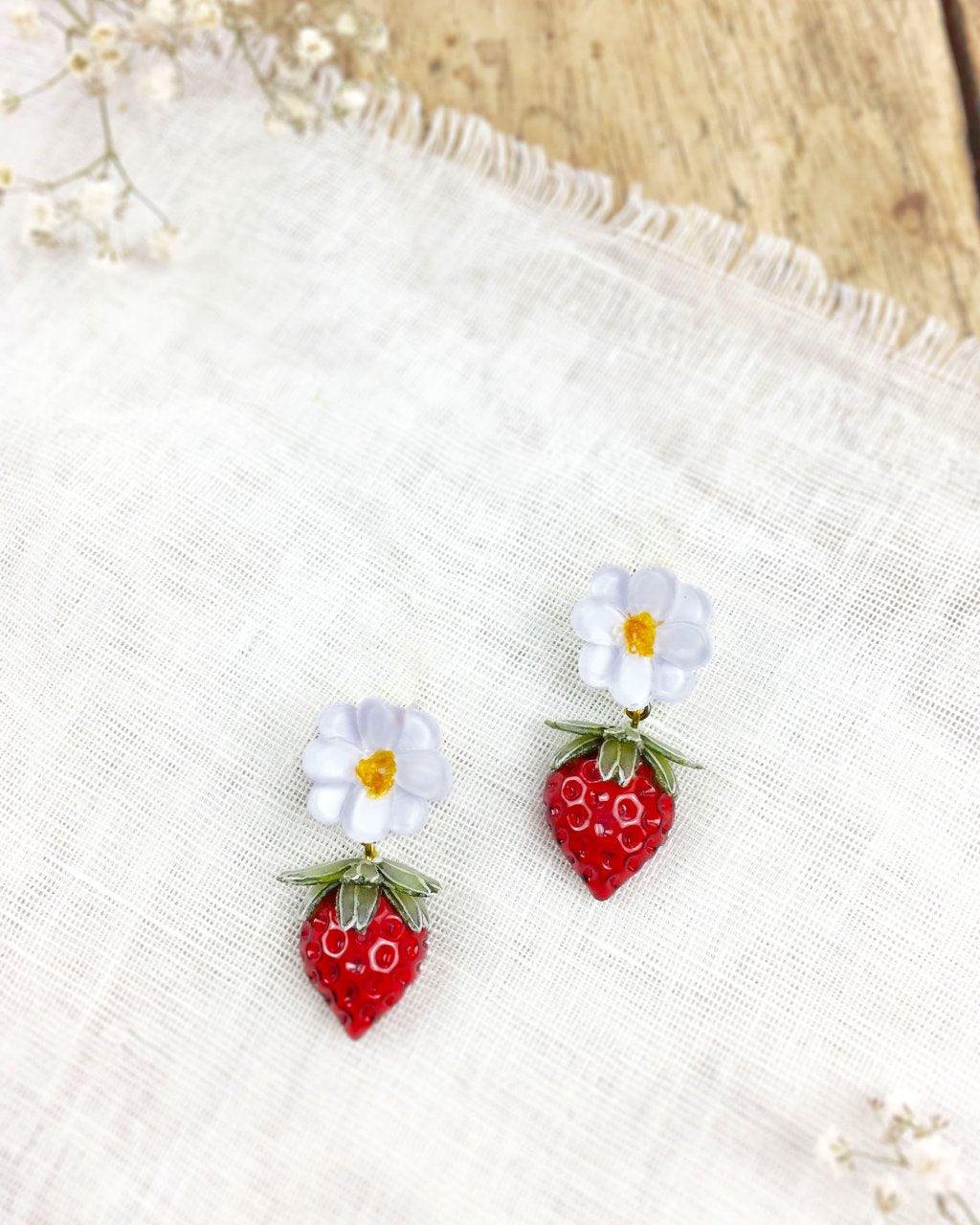Pendientes de resina natural fresas en flor