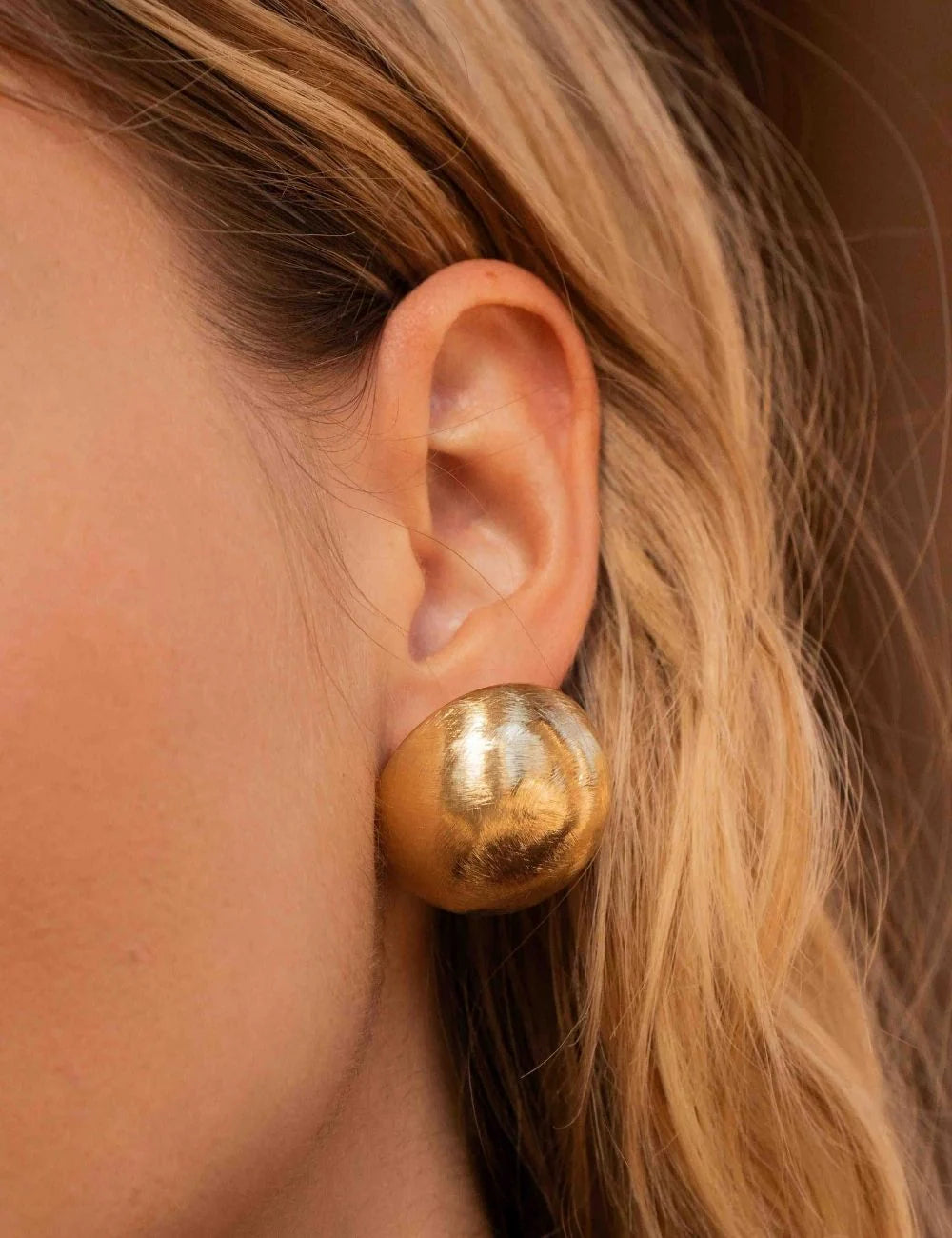 Pendientes cortos: semiesfera dorada mate