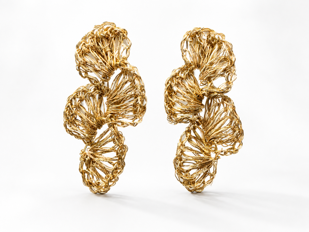 Pendientes anémonas de crochet color dorado