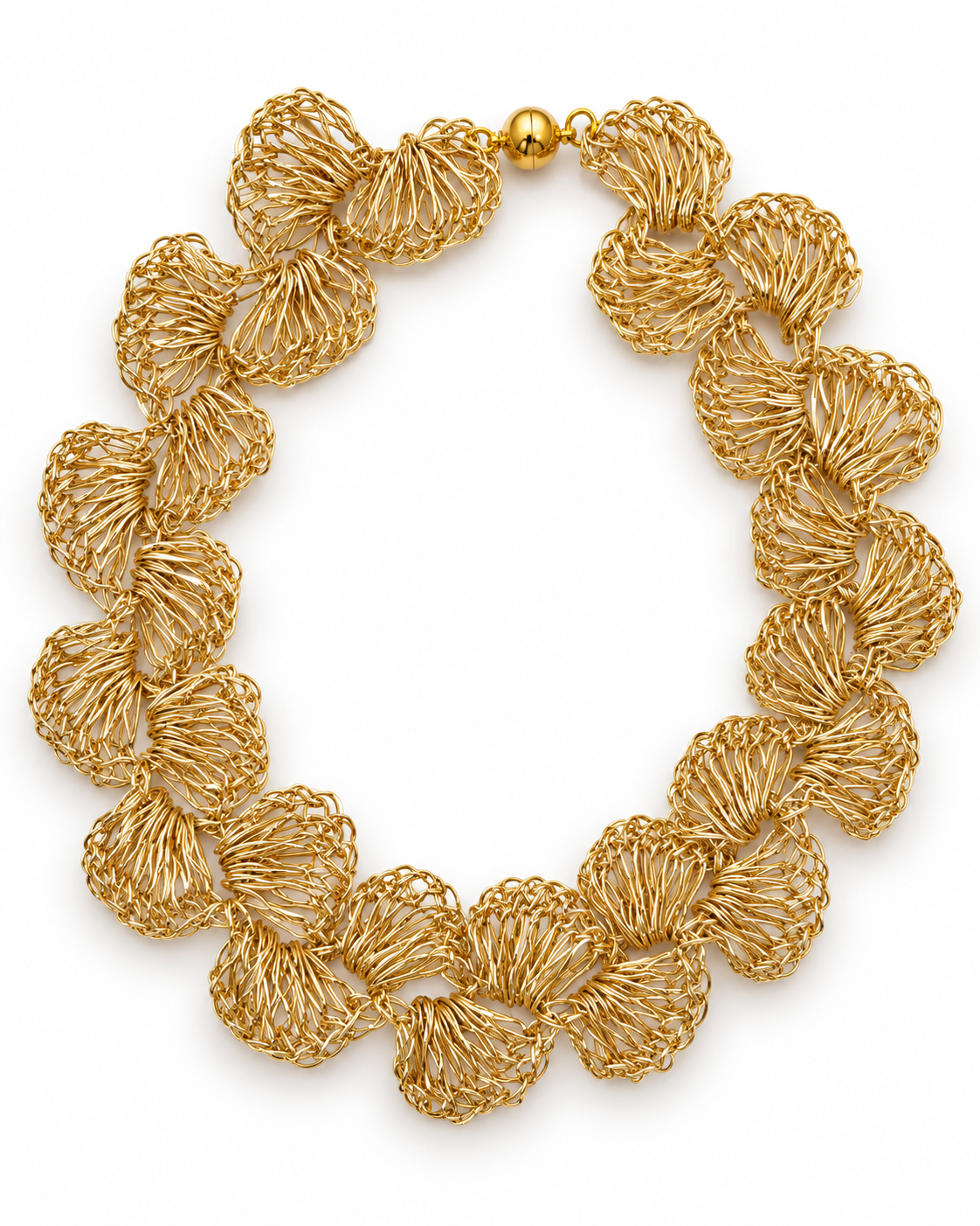 Collar corto de anémonas en crochet dorado
