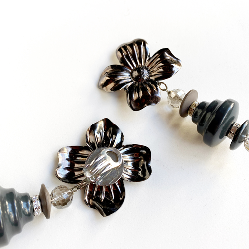 Pendientes flor metal y resina. Modelo Fahoma