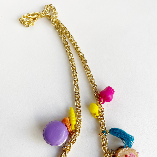 Cadena dorada con charms multicolor