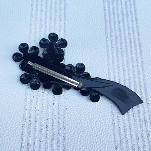 Broche en resina Ciléa: rama de flor de té negra