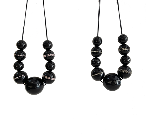 Collar corto en bolas de resina