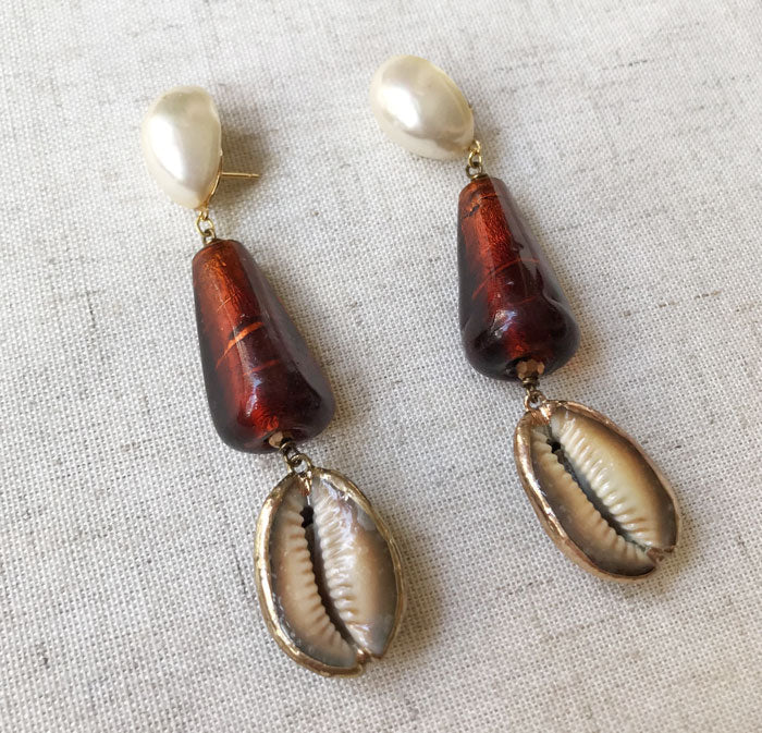 Pendientes largos concha y perla - Fahoma Madrid Bisuteria