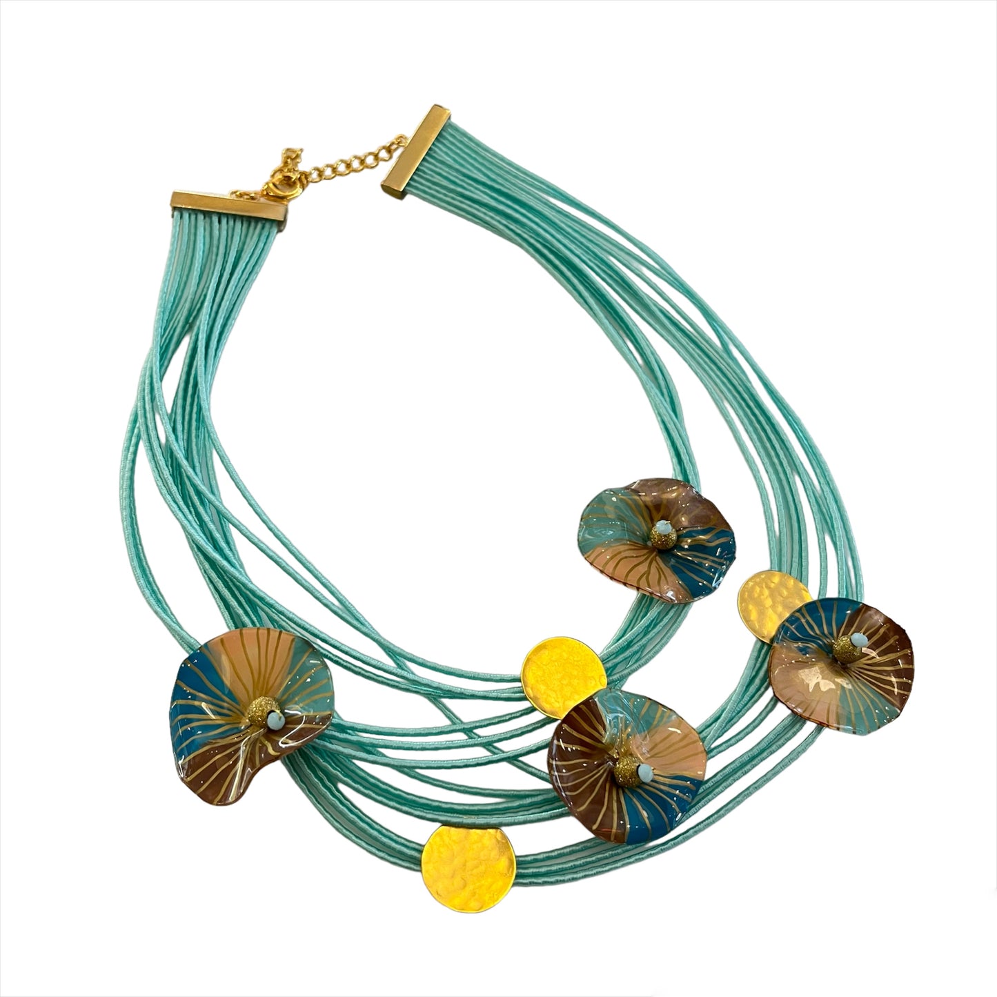 Collar corto con flores esmaltadas y baño de oro