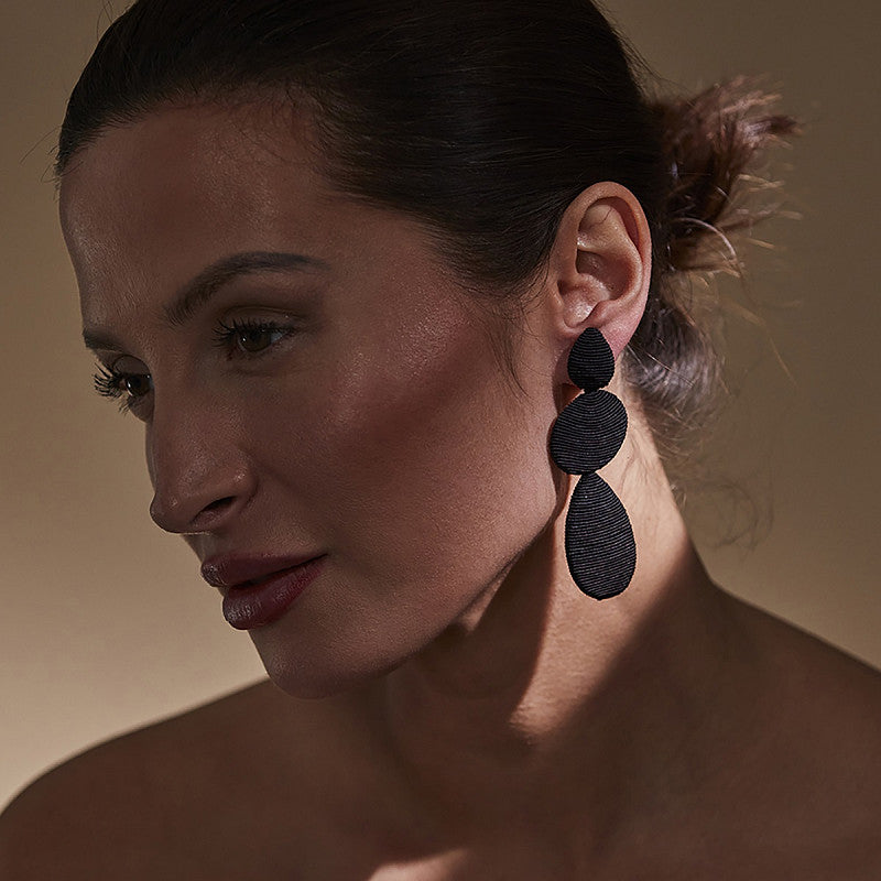 Pendientes largos negros texturizados