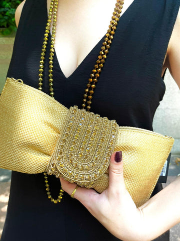 Clutch con forma de lazo panamá oro