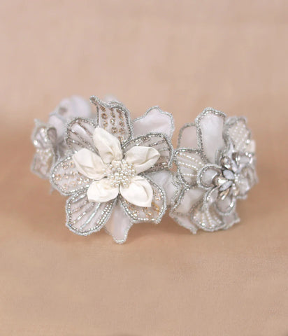 Diadema bordada flores blancas,perla y plata