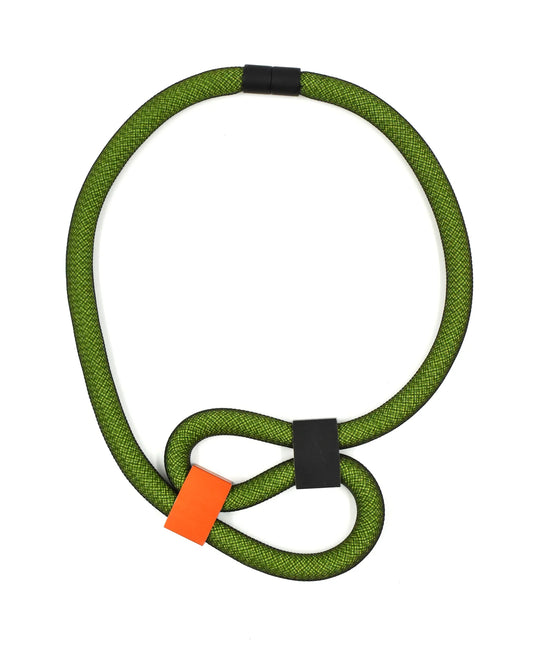 Collar italiano de aluminio y cordón verde — Diseño escultórico