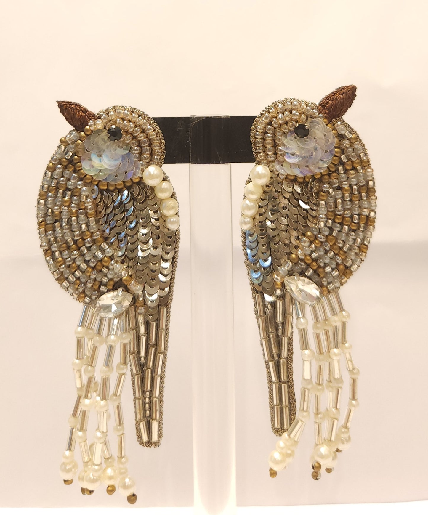 Pendientes pájaros bordados en perla y cristal