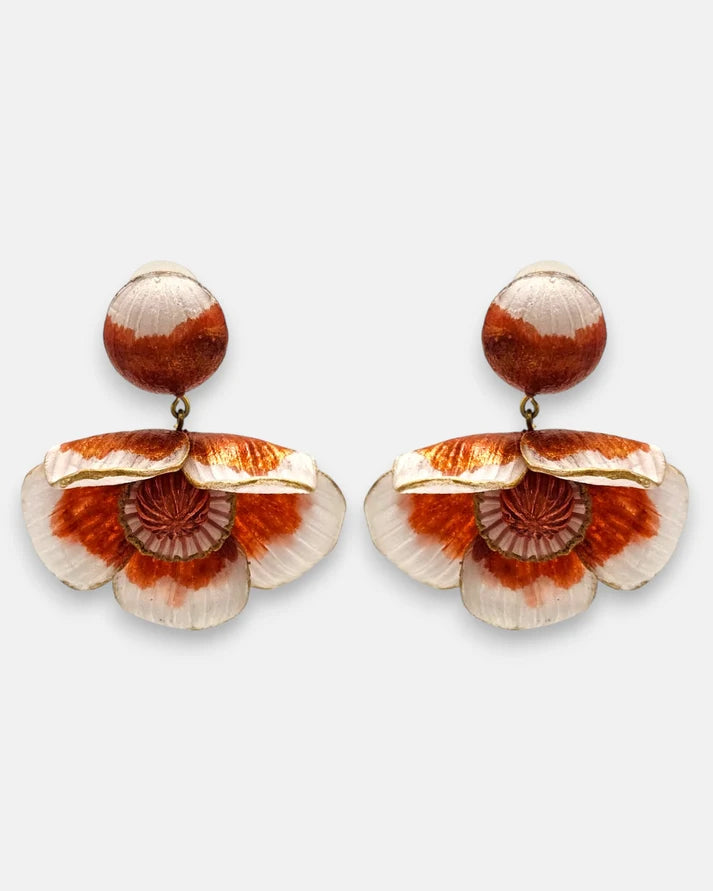 Pendientes florales de resina en terracota y oro. Arte en bisutería francesa