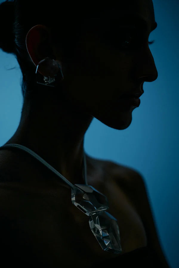 Colgante Romy: acrílico fundido en verde, cuero