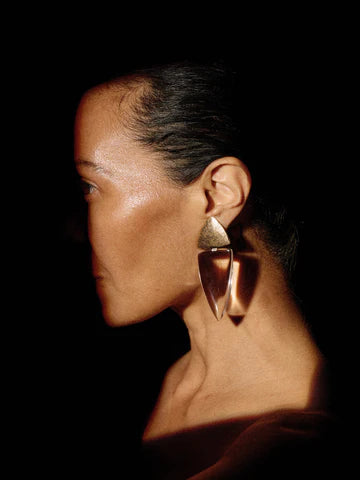 Pendientes  Monies modelo Fira: lámina de oro, acacia