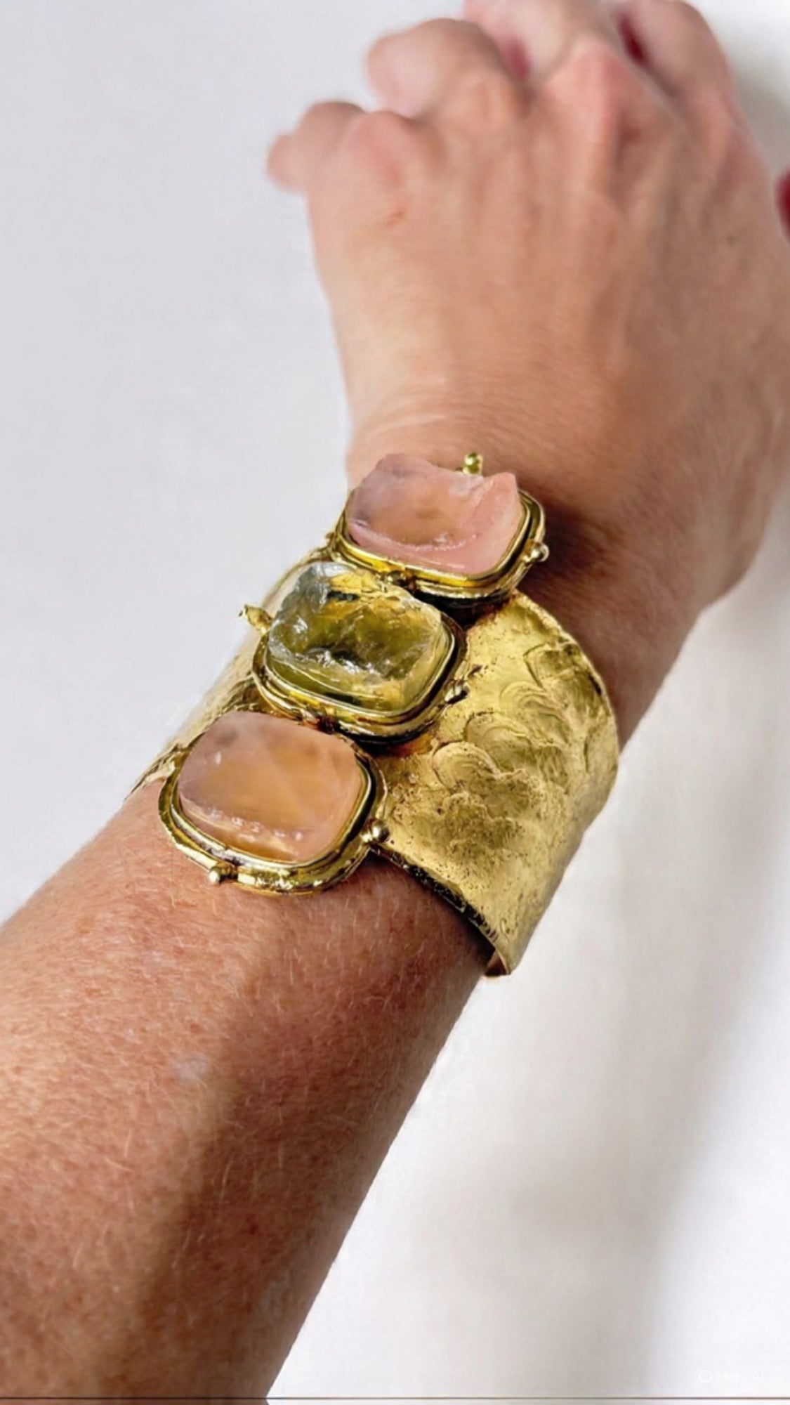 Brazalete rígido bronce y cuarzos naturales