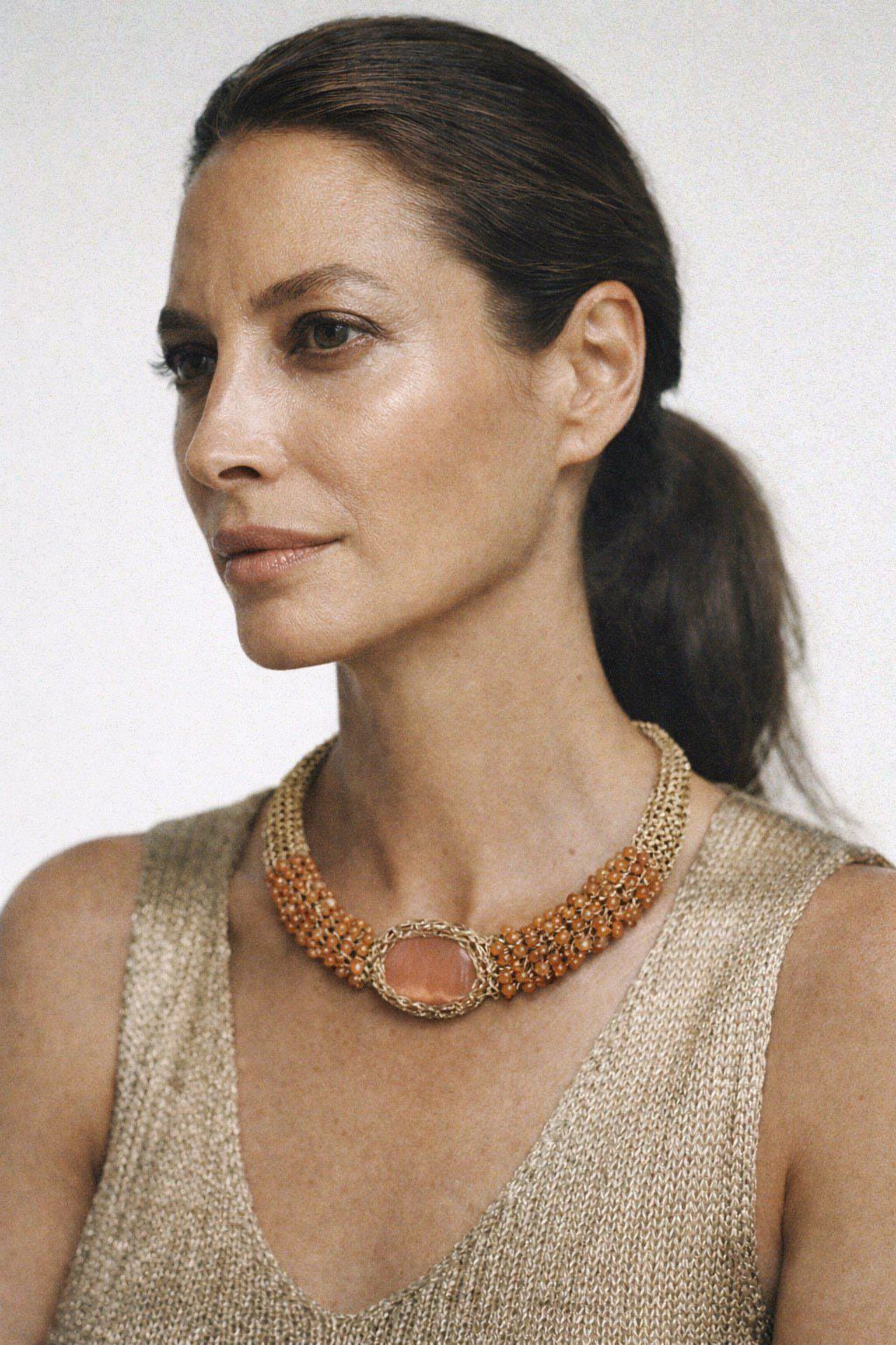 Collar tubular de crochet dorado y cuarzo color granate