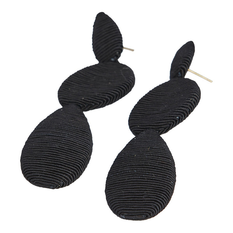 Pendientes largos negros texturizados