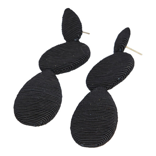 Pendientes largos negros texturizados