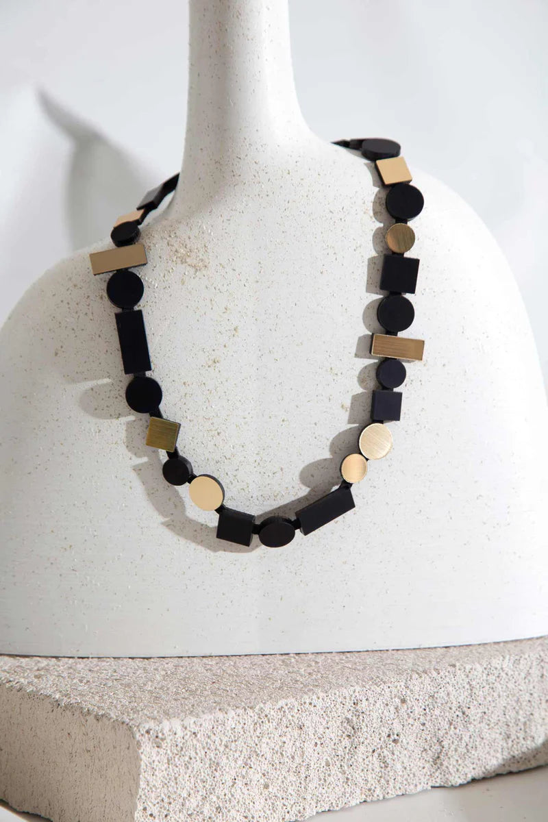 Collar de círculos  de resina oro-negro  efecto espejo