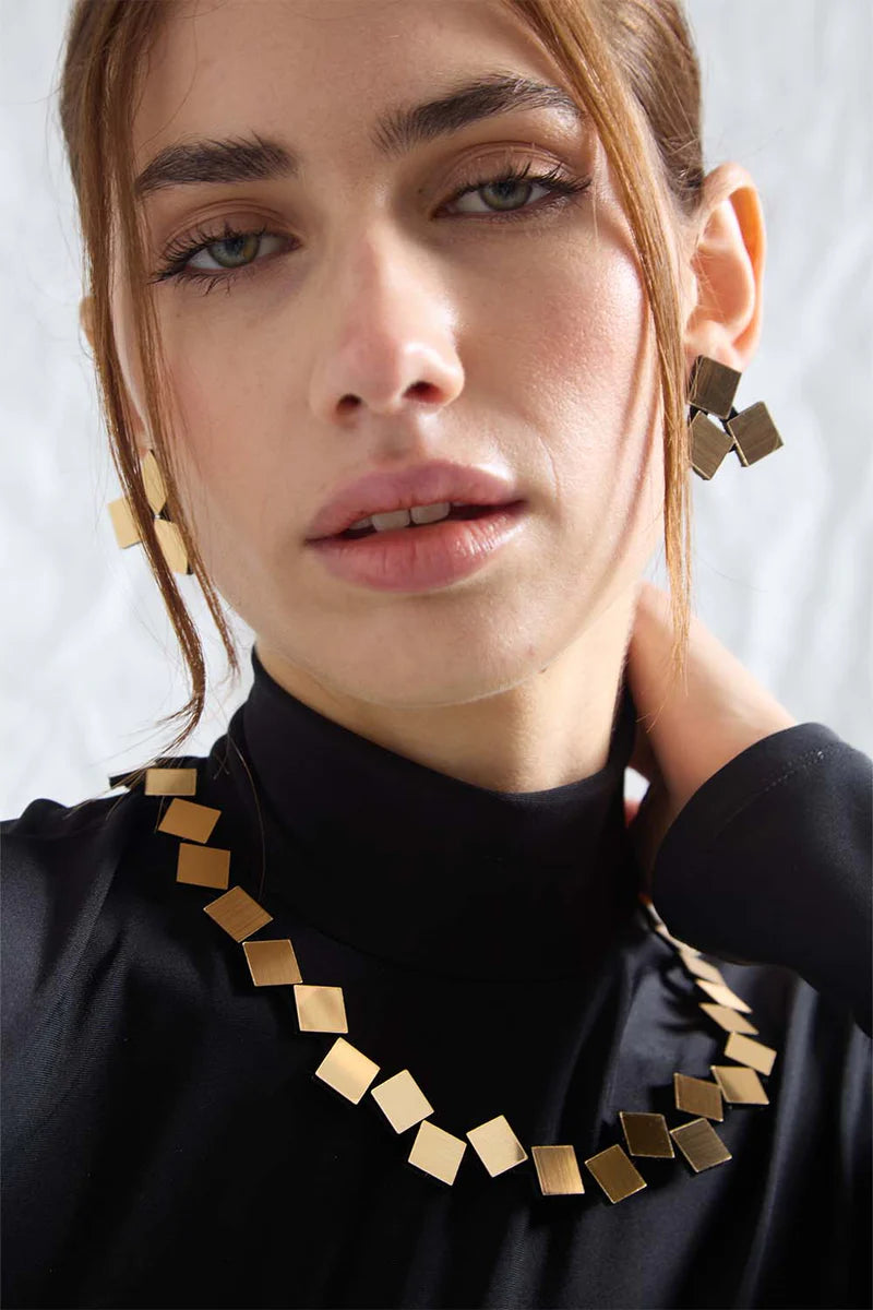 Collar de cuadrados de resina dorada efecro espejo