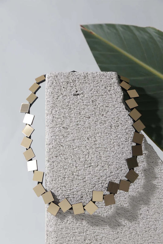 Collar de cuadrados de resina dorada efecro espejo
