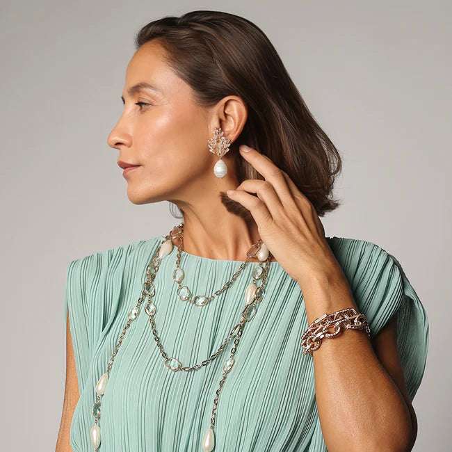 Pendientes dorados con circonitas y nácar | Pendientes elegantes de fiesta | A.H.