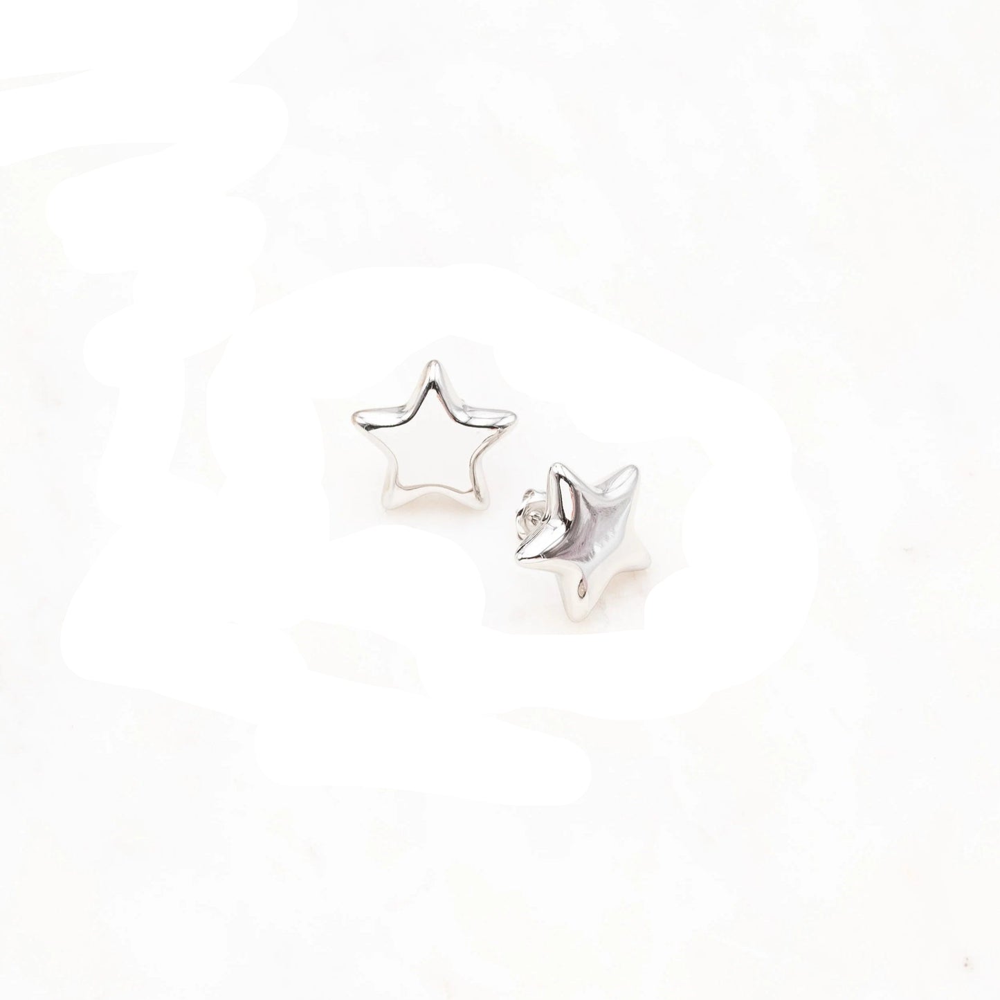 Pendientes cortos plateados  con forma de estrella