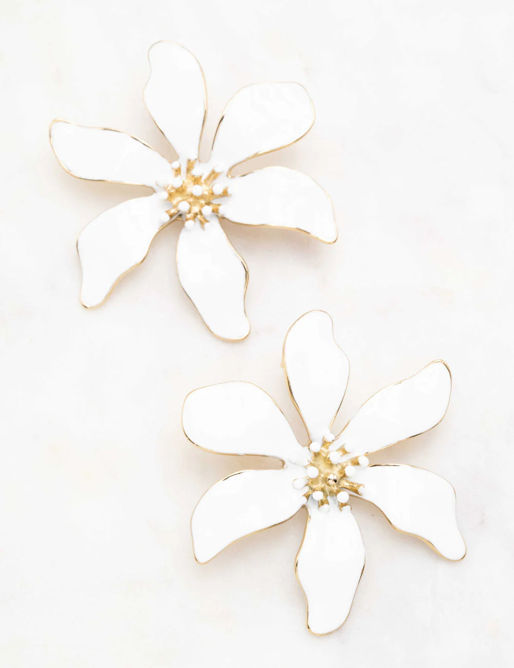 Pendientes cortos: flor blanca y oro de 6 pétalos