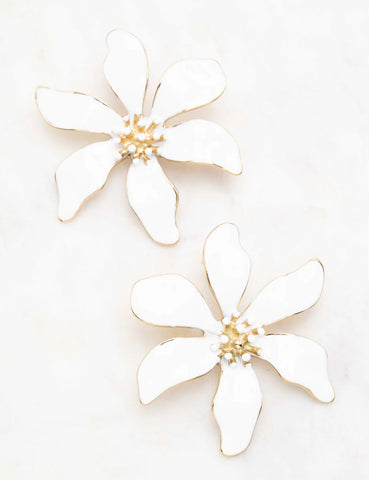 Pendientes cortos: flor blanca y oro de 6 pétalos