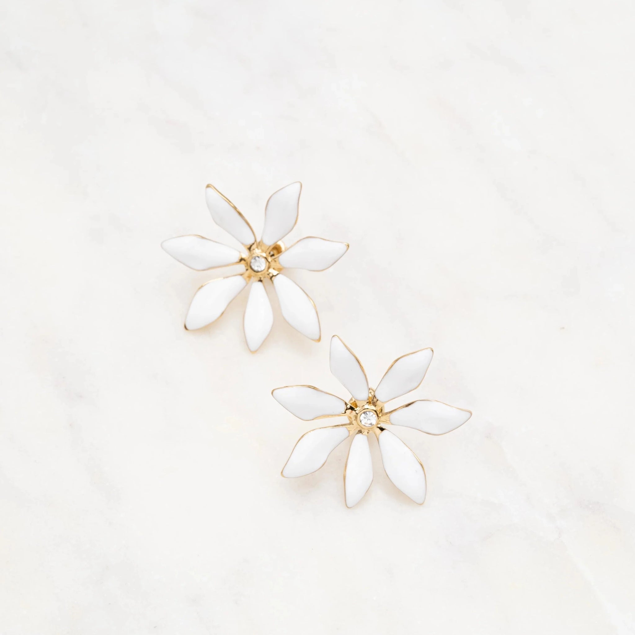 Pendientes cortos: flor  de 7 pétalos blancos