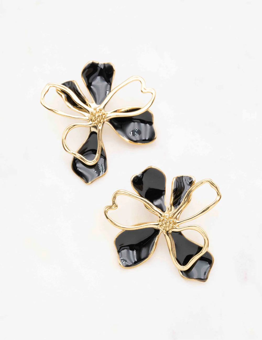 Pendientes cortos flor  esmalte negro y oro